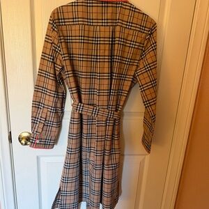 Beautiful authentic Burberry dress runs small it’s like size 6